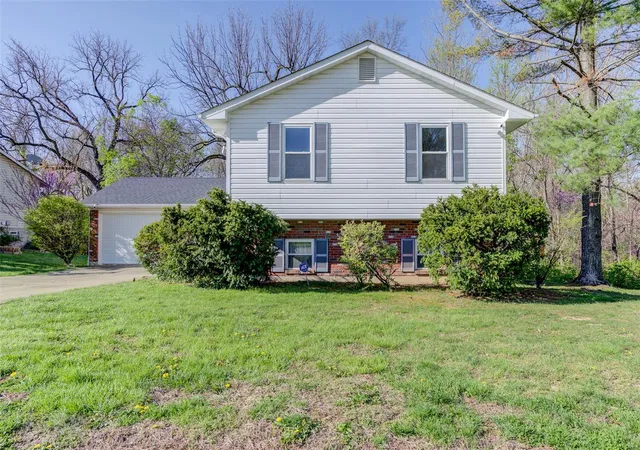 Photo 2 of Single family home for sale at 2154 Graystone Dr, Saint Charles, MO 63303 | MLS# 25022460 | Listing updated on 2025-04-16