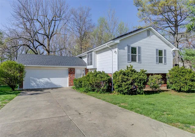 Photo 1 of Single family home for sale at 2154 Graystone Dr, Saint Charles, MO 63303 | MLS# 25022460 | Listing updated on 2025-04-16