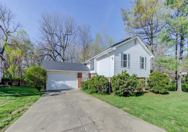 Photo 3 of Single family home for sale at 2154 Graystone Dr, Saint Charles, MO 63303 | MLS# 25022460 | Listing updated on 2025-04-16