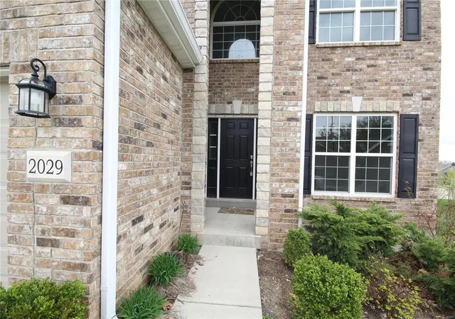 Photo 3 of Single family home for sale at 2029 Maryland Oaks Cir, Saint Louis, MO 63146 | MLS# 25022466 | Listing updated on 2025-04-10