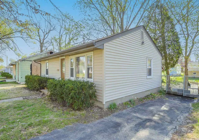 Photo 2 of Single family home for sale at 3214 Krem Ave, Saint Ann, MO 63074 | MLS# 25022605 | Listing updated on 2025-04-10