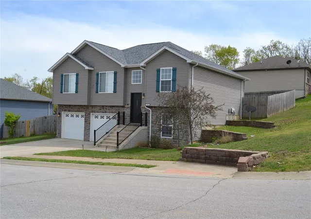 Photo 2 of Single family home for sale at 101 Quartz Ct, Saint Robert, MO 65584 | MLS# 25022800 | Listing updated on 2025-04-23