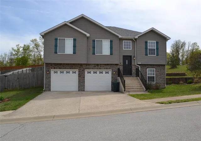Photo 1 of Single family home for sale at 101 Quartz Ct, Saint Robert, MO 65584 | MLS# 25022800 | Listing updated on 2025-04-23