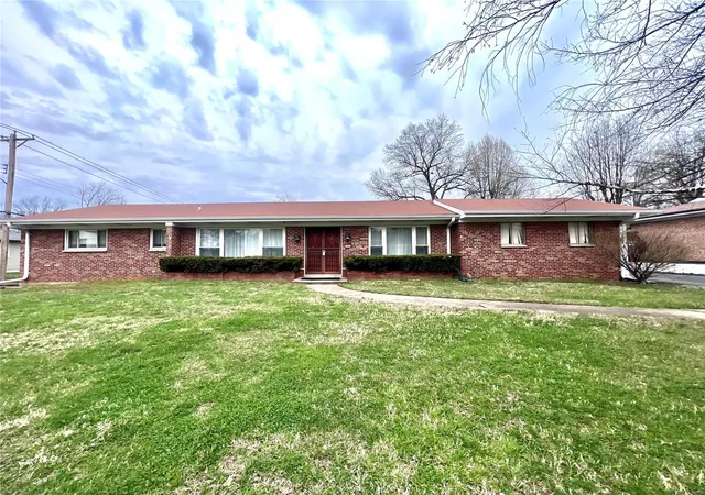 Photo 1 of Sale Pending at 1 Pricewoods Ln, Saint Louis, MO 63132 | MLS# 25022980 | Listing updated on 2025-04-12