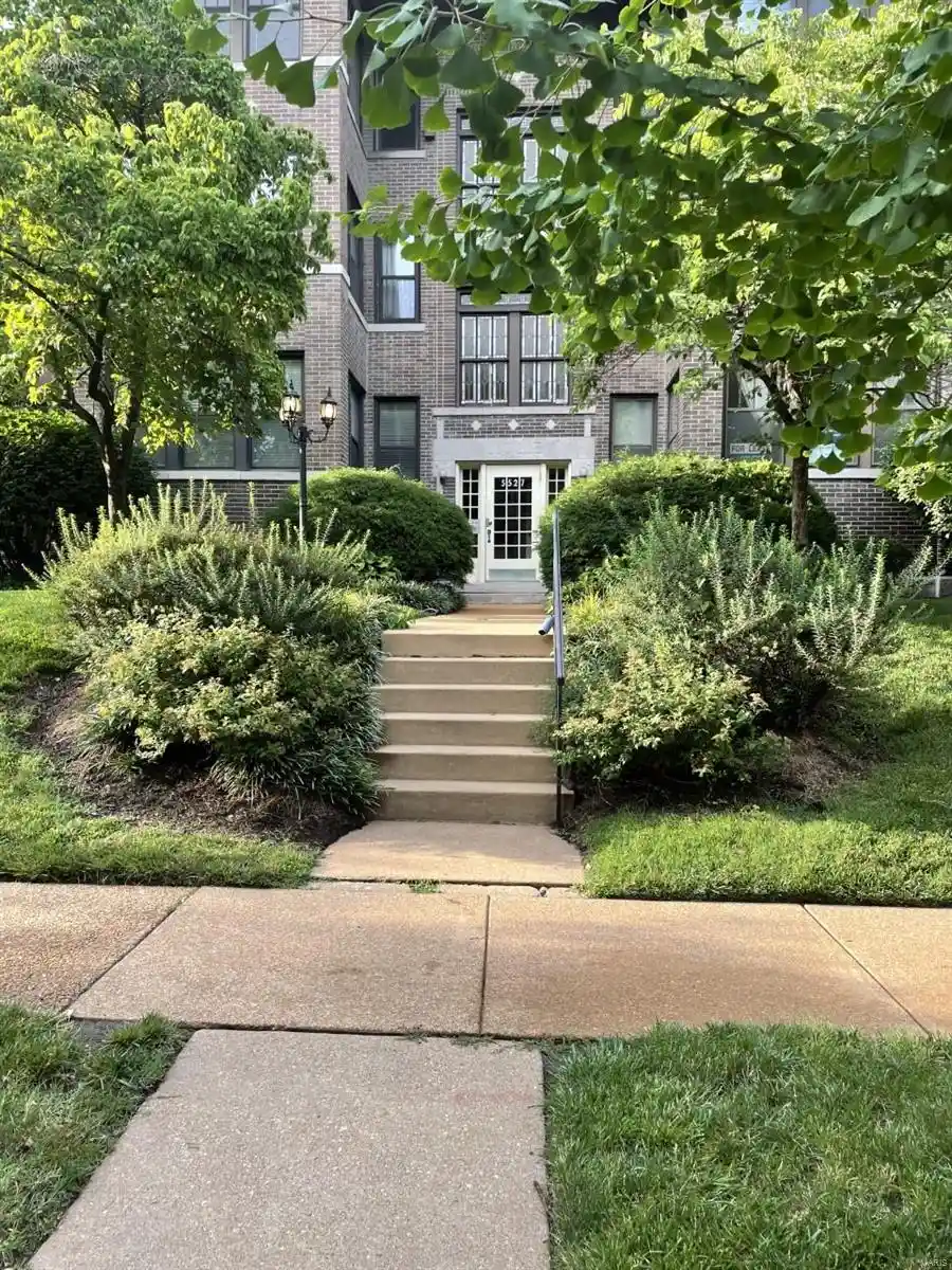 Listing Photo 1 - Condo for sale in 5527 Waterman Blvd located at 5527 Waterman Blvd, St. Louis, MO 63112 - Unit #1E