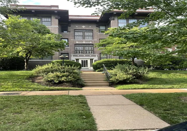 Photo 2 of Condo for sale at 5527 Waterman Blvd #1E, Saint Louis, MO 63112 | MLS# 25023049 | Listing updated on 2025-04-13