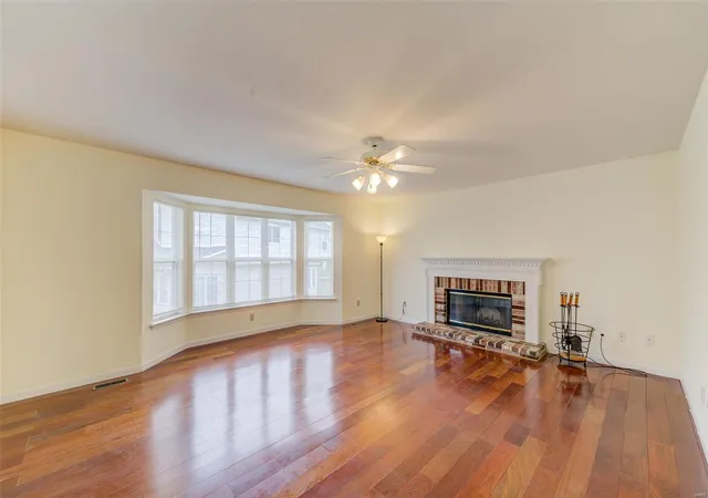 Photo 3 of Single family home for sale at 12118 Fahrpark Ln, Saint Louis, MO 63146 | MLS# 25023084 | Listing updated on 2025-05-02
