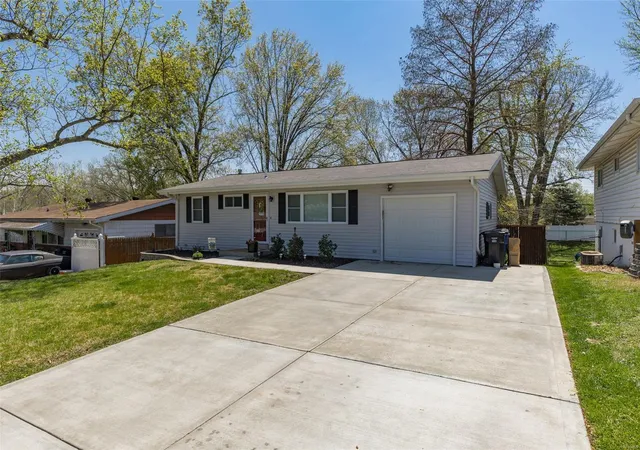 Photo 3 of Single family home for sale at 214 Martigney Dr, Saint Louis, MO 63129 | MLS# 25023090 | Listing updated on 2025-04-18
