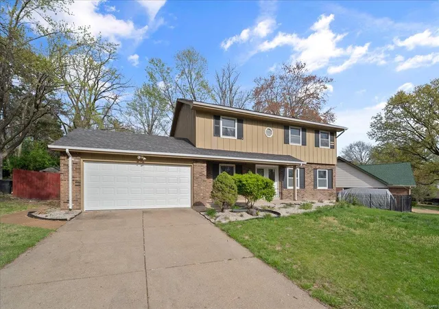 Photo 2 of Single family home for sale at 1222 Deer Ridge Dr, Saint Louis, MO 63135 | MLS# 25023091 | Listing updated on 2025-04-17
