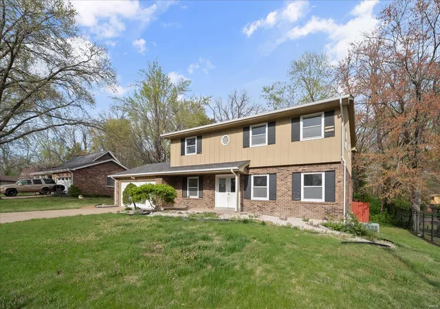 Photo 3 of Single family home for sale at 1222 Deer Ridge Dr, Saint Louis, MO 63135 | MLS# 25023091 | Listing updated on 2025-04-17