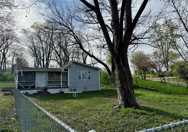 Photo 3 of Single family home for sale at 17 Labonte Dr, Saint Charles, MO 63304 | MLS# 25023111 | Listing updated on 2025-04-14