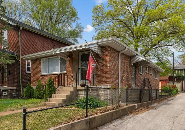 Photo 3 of Single family home for sale at 1015 Louisville Ave, Saint Louis, MO 63139 | MLS# 25023124 | Listing updated on 2025-04-24