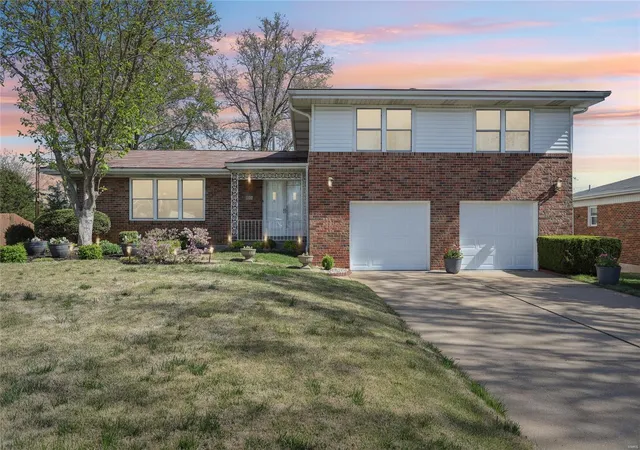 Photo 1 of Single family home for sale at 833 Hi Crest Dr, Saint Louis, MO 63125 | MLS# 25023125 | Listing updated on 2025-04-22