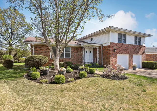 Photo 2 of Single family home for sale at 833 Hi Crest Dr, Saint Louis, MO 63125 | MLS# 25023125 | Listing updated on 2025-04-22