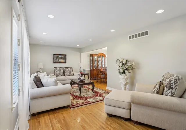 Photo 3 of Single family home for sale at 833 Hi Crest Dr, Saint Louis, MO 63125 | MLS# 25023125 | Listing updated on 2025-04-22