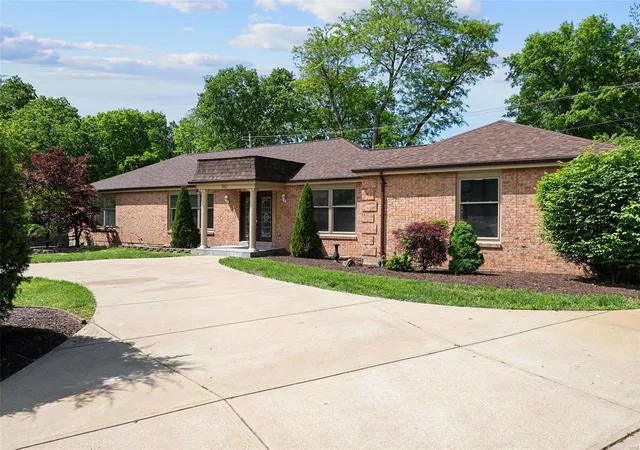 Photo 2 of Single family home for sale at 362 Hibler Ct, Saint Louis, MO 63141 | MLS# 25023180 | Listing updated on 2025-05-08
