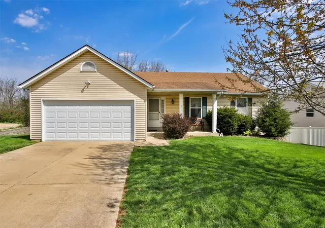 Photo 1 of Single family home for sale at 4 Mouser Dr, Saint Charles, MO 63304 | MLS# 25023229 | Listing updated on 2025-04-15