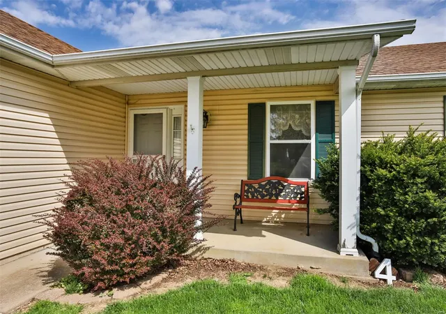 Photo 2 of Single family home for sale at 4 Mouser Dr, Saint Charles, MO 63304 | MLS# 25023229 | Listing updated on 2025-04-15