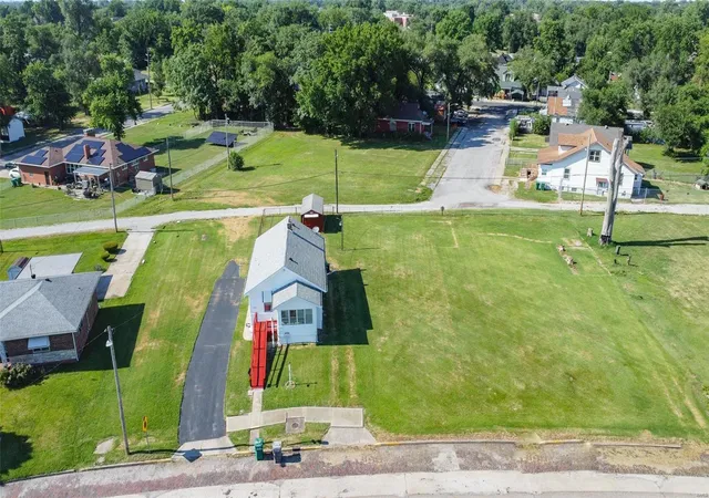Photo 3 of Single family home for sale at 2925 Louisiana Blvd, East Saint Louis, IL 62205 | MLS# 25023248 | Listing updated on 2025-04-14
