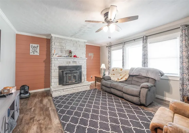 Photo 3 of Single family home for sale at 412 N Louise Ave, Saint James, MO 65559 | MLS# 25023338 | Listing updated on 2025-04-16