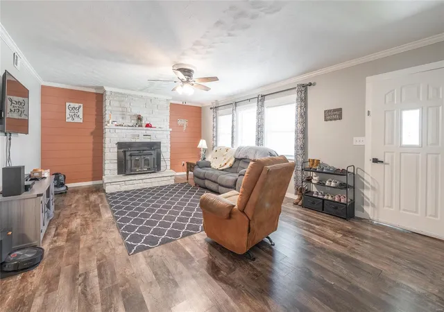 Photo 4 of Single family home for sale at 412 N Louise Ave, Saint James, MO 65559 | MLS# 25023338 | Listing updated on 2025-04-16