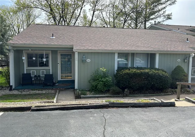 Photo 1 of Sale Pending at 101 Harbor View Dr, Lake Saint Louis, MO 63367 | MLS# 25023367 | Listing updated on 2025-04-16