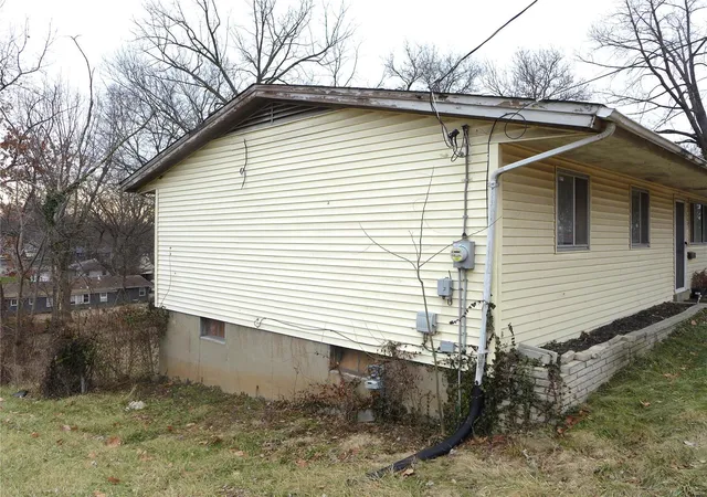 Photo 2 of Single family home for sale at 8922 Higginson Dr, Saint Louis, MO 63121 | MLS# 25023381 | Listing updated on 2025-04-16