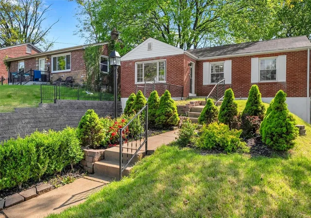 Photo 1 of Single family home for sale at 831 Diversey Dr, Saint Louis, MO 63126 | MLS# 25023483 | Listing updated on 2025-05-01