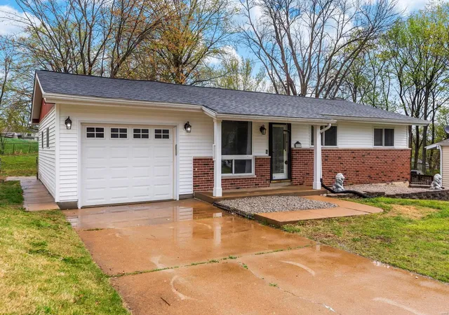 Photo 3 of Single family home for sale at 4353 Bordeaux Dr, Saint Louis, MO 63129 | MLS# 25023484 | Listing updated on 2025-04-26