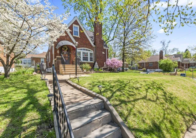 Photo 3 of Single family home for sale at 3644 Eminence Blvd, Saint Louis, MO 63114 | MLS# 25023581 | Listing updated on 2025-04-29