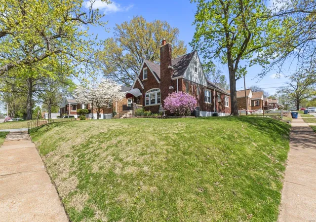 Photo 3 of Single family home for sale at 3644 Eminence Blvd, Saint Louis, MO 63114 | MLS# 25023581 | Listing updated on 2025-04-29