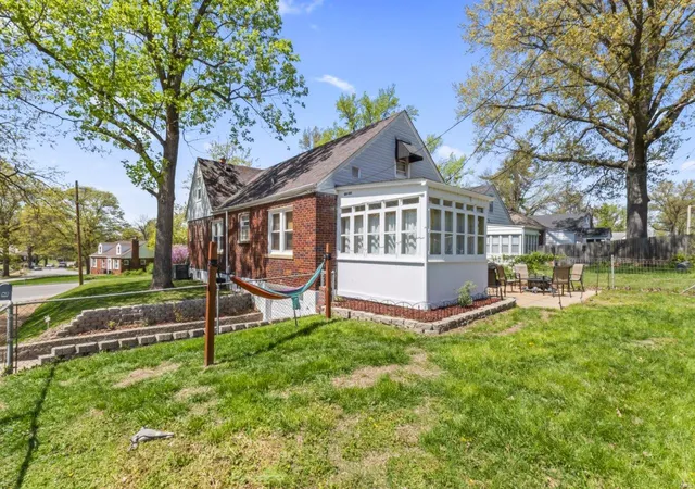 Photo 4 of Single family home for sale at 3644 Eminence Blvd, Saint Louis, MO 63114 | MLS# 25023581 | Listing updated on 2025-04-29