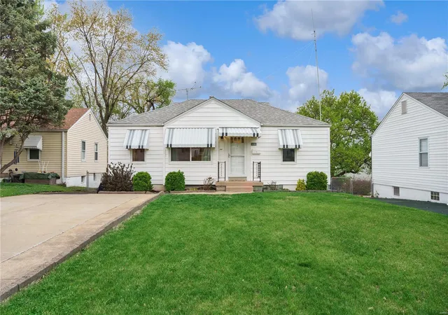 Photo 1 of Single family home for sale at 10341 Little Flower Ln, Saint Ann, MO 63074 | MLS# 25023639 | Listing updated on 2025-04-19