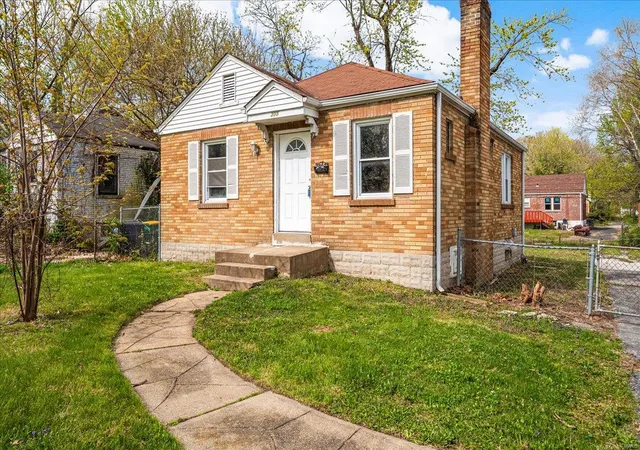 Photo 1 of Single family home for sale at 305 Henquin Dr, Saint Louis, MO 63135 | MLS# 25023757 | Listing updated on 2025-04-16