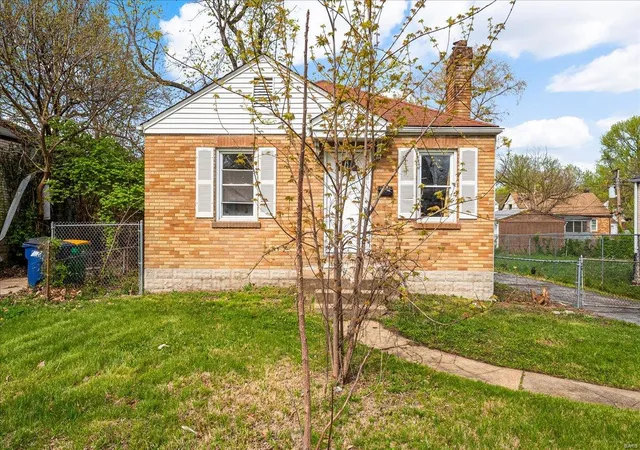Photo 2 of Single family home for sale at 305 Henquin Dr, Saint Louis, MO 63135 | MLS# 25023757 | Listing updated on 2025-04-16