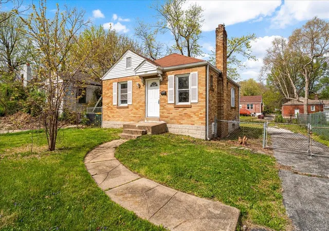 Photo 3 of Single family home for sale at 305 Henquin Dr, Saint Louis, MO 63135 | MLS# 25023757 | Listing updated on 2025-04-16