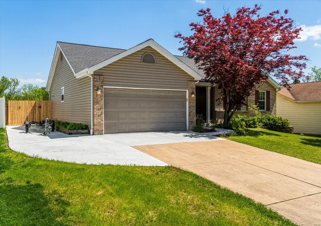 Photo 2 of Single family home for sale at 1144 Monza Dr, Saint Charles, MO 63303 | MLS# 25023798 | Listing updated on 2025-04-22