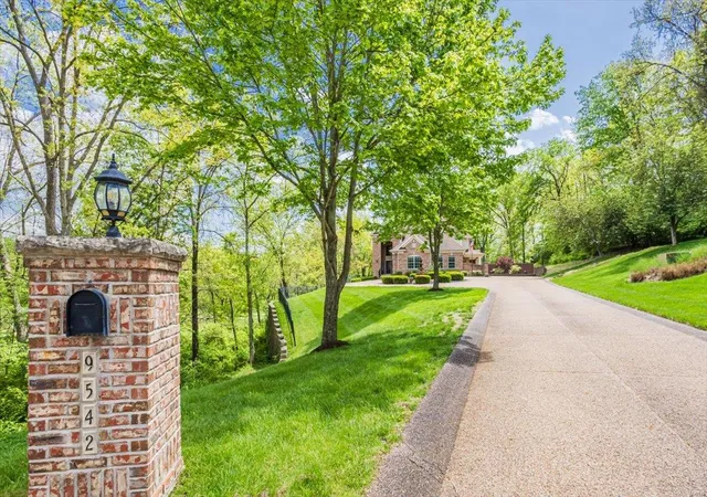 Photo 2 of Single family home for sale at 9542 Country Clb Grn, Saint Louis, MO 63127 | MLS# 25023836 | Listing updated on 2025-05-02