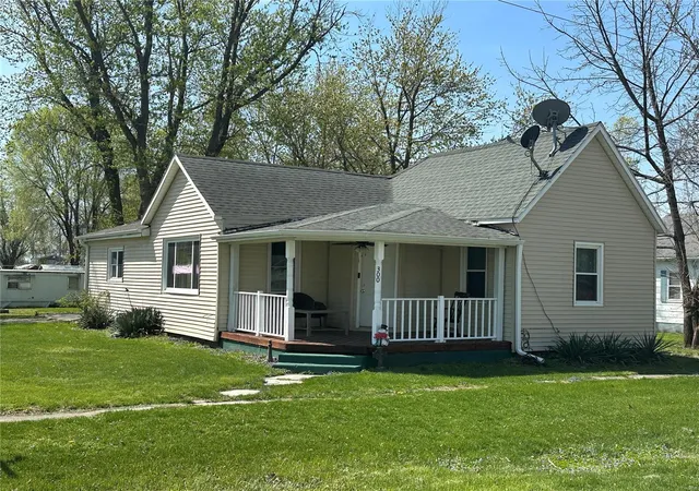 Photo 1 of Single family home for sale at 300 W 5th, New London, MO 63459 | MLS# 25023854 | Listing updated on 2025-04-17
