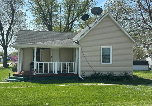 Photo 2 of Single family home for sale at 300 W 5th, New London, MO 63459 | MLS# 25023854 | Listing updated on 2025-04-17
