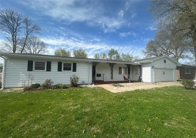 Photo 1 of Sale Pending at 613 E Park St, Vandalia, MO 63382 | MLS# 25023867 | Listing updated on 2025-04-16