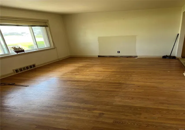 Photo 3 of Single family home for sale at 1233 Waldorf Dr, Saint Louis, MO 63137 | MLS# 25023870 | Listing updated on 2025-04-21