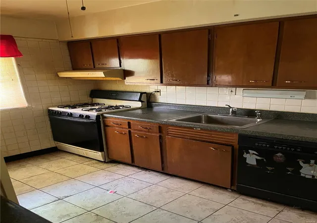 Photo 4 of Single family home for sale at 1233 Waldorf Dr, Saint Louis, MO 63137 | MLS# 25023870 | Listing updated on 2025-04-21