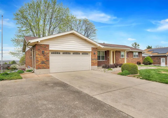 Photo 1 of Single family home for sale at 948 Quince Dr, Saint Charles, MO 63301 | MLS# 25023934 | Listing updated on 2025-04-17