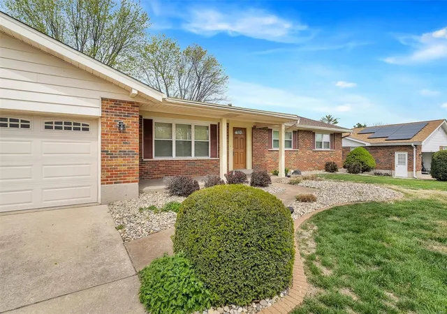 Photo 2 of Single family home for sale at 948 Quince Dr, Saint Charles, MO 63301 | MLS# 25023934 | Listing updated on 2025-04-17
