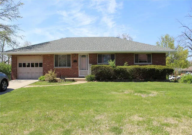 Photo 1 of Single family home for sale at 1927 Brassie Dr, Saint Louis, MO 63114 | MLS# 25023951 | Listing updated on 2025-04-16