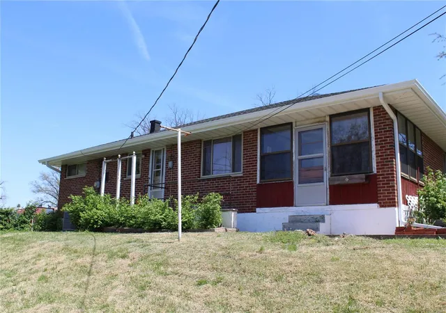 Photo 2 of Single family home for sale at 1927 Brassie Dr, Saint Louis, MO 63114 | MLS# 25023951 | Listing updated on 2025-04-16