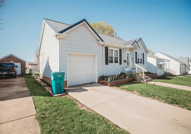 Photo 2 of Single family home for sale at 406 E Washington Ave, Owensville, MO 65066 | MLS# 25023961 | Listing updated on 2025-04-17