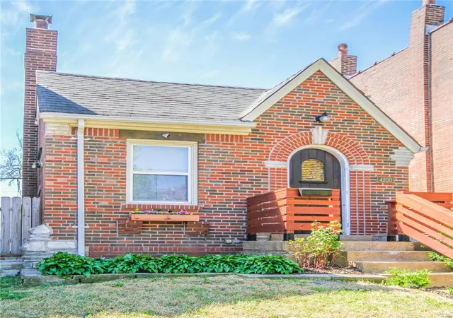 Photo 1 of Single family home for sale at 4250 Juniata St, Saint Louis, MO 63116 | MLS# 25023962 | Listing updated on 2025-04-16