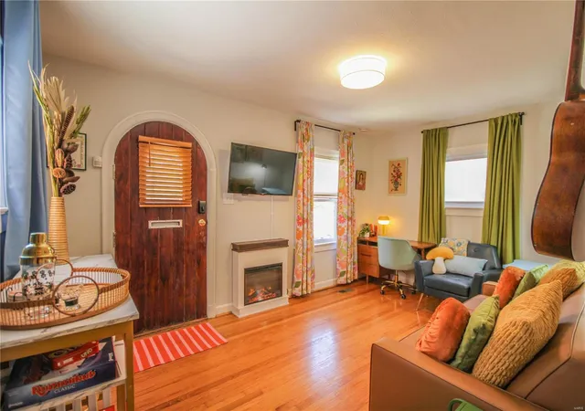 Photo 3 of Single family home for sale at 4250 Juniata St, Saint Louis, MO 63116 | MLS# 25023962 | Listing updated on 2025-04-16